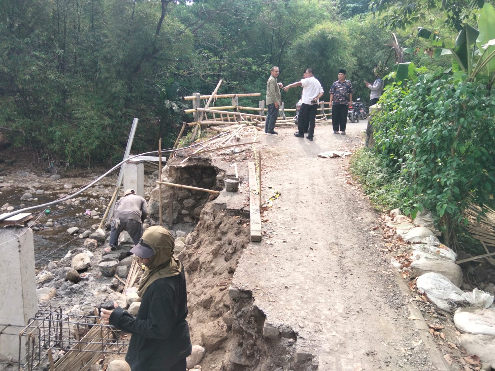 Monitoring Perbaikan Jembatan di RW 011 Benda Kerep