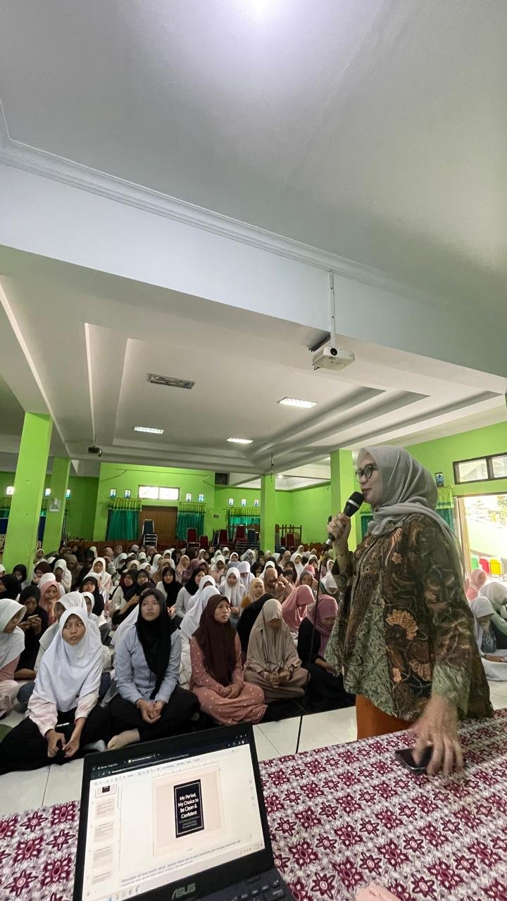 Edukasi Higienitas Menstruasi bagi Remaja di SMPN 5 Cirebon