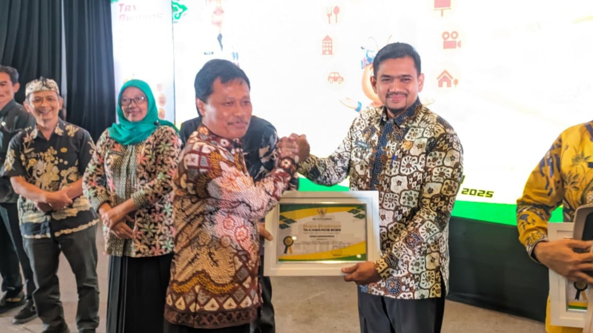 Kecamatan Lemahwungkuk Meraih Penghargaan Tax Awards Tingkat Kota Cirebon