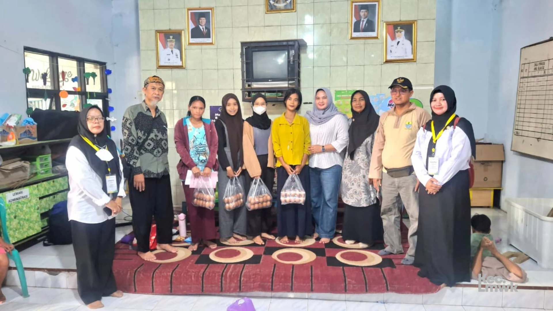Kecamatan Lemahwungkuk Salurkan Bantuan Telur bagi Ibu Hamil KEK melalui Program PARAMA YUDA dan SI PENTING di Kelurahan Pegambiran